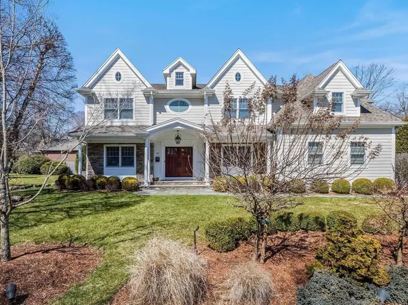 95 Newcomb Rd, Tenafly, NJ 07670
