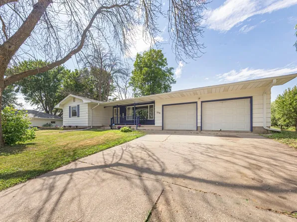 1516 Wellington Cres, Faribault, MN 55021