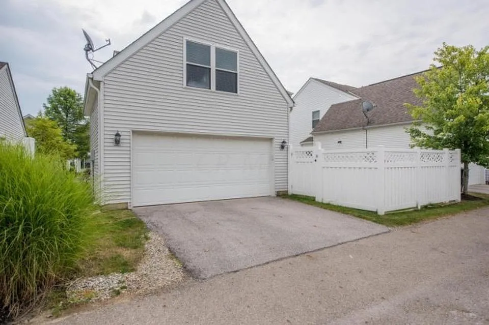 3 bed, 2.5 bath, 1876 sqft, $2,700 — Photo 2