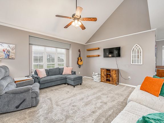 5th image of 210 W Willow Gln