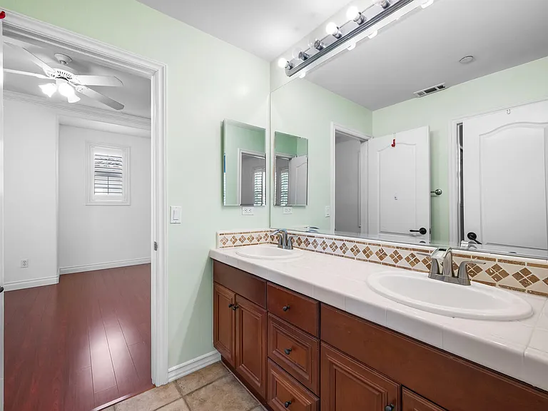 18785 Roxbury Ln — Photo 27