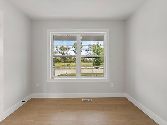 4th image of 24 Meadow Dr