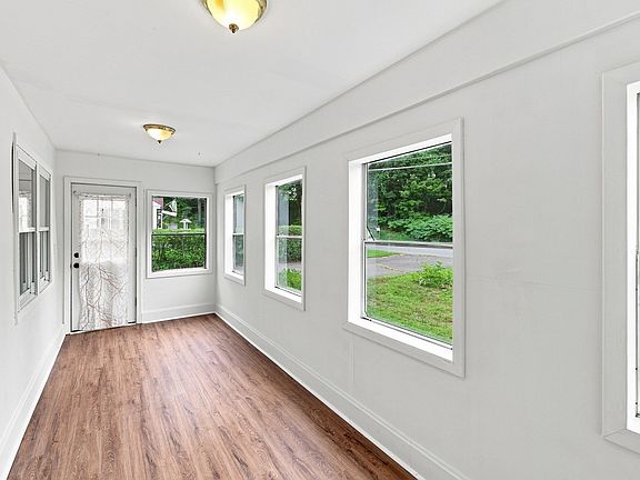 4th image of 622 Pine Meadow Rd