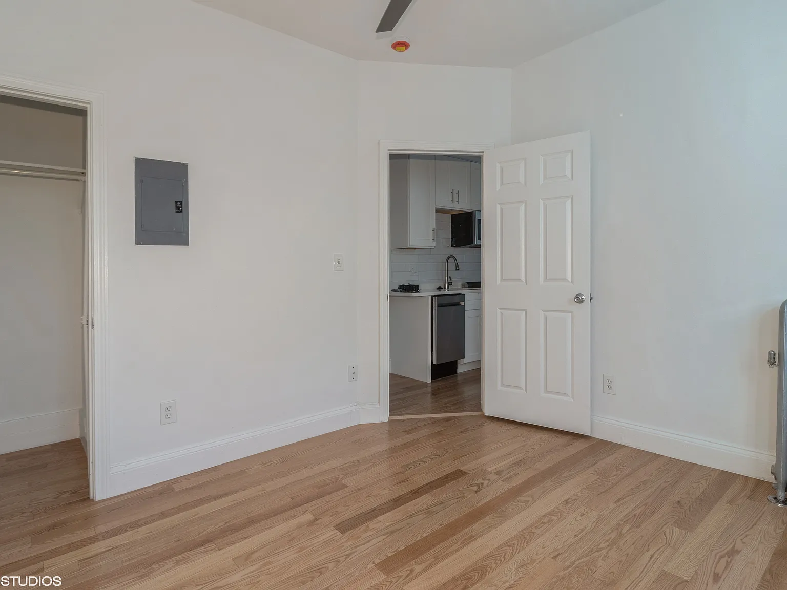 2 bed, 750 sqft, $3,700 — Photo 3