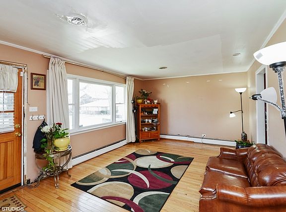 2nd image of 424 Niagara St