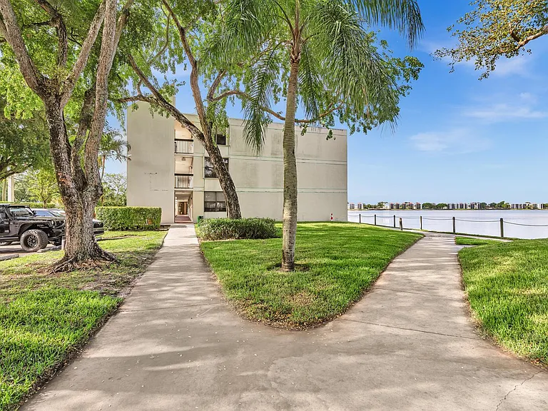 109 Lake Emerald Dr #108 — Photo 38