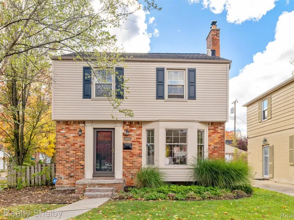 1953 Hunt Club Dr, Grosse Pointe Woods, MI 48236