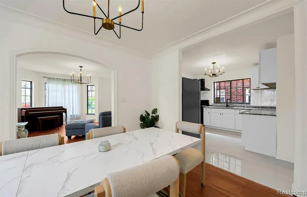 3 bed, 3.0 bath, 2919 sqft, $4,000 — Photo 4