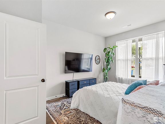4th image of 1715 NE 12th Avenue