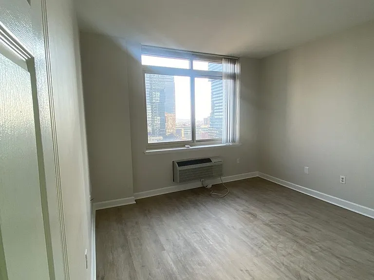 20 2nd St #2511 — Photo 9