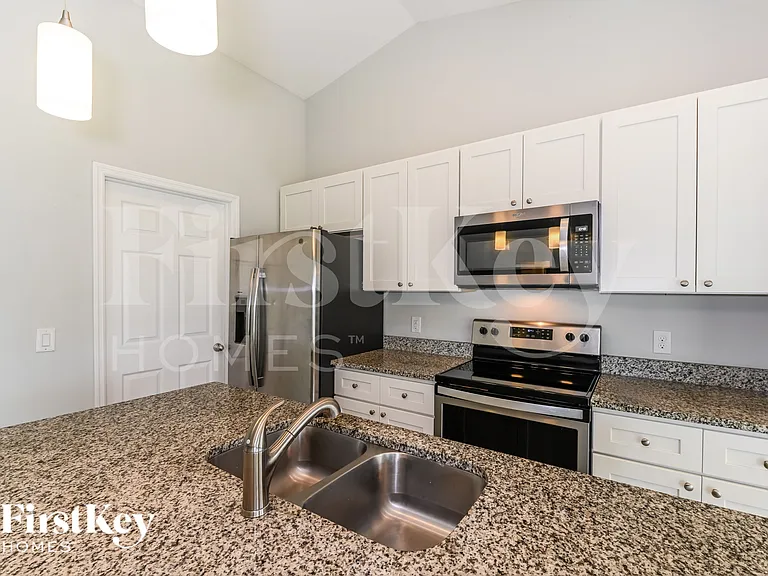 912 SW Trafalgar Pkwy — Photo 6