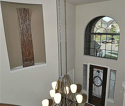 Another view on the entry w/ second art niche