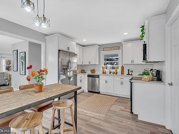 3rd image of 17 Parish Ln
