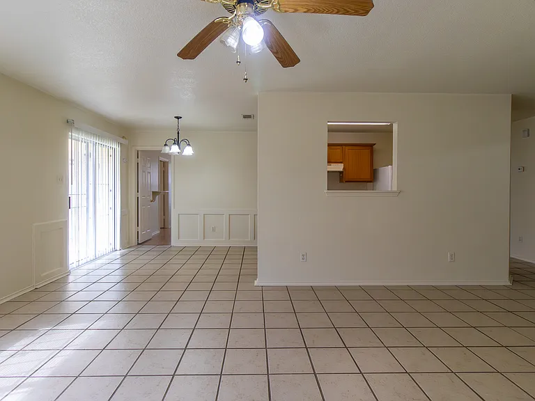 1203 Fox Creek Dr — Photo 4