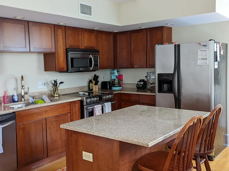 212 W Franklin St #202 — Photo 2