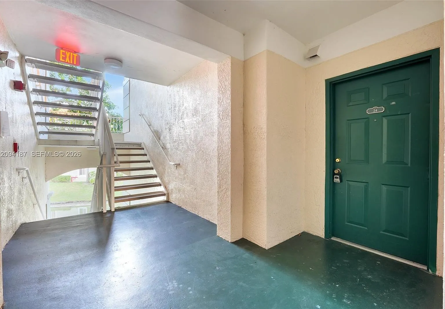 Palms Point Condo — Photo 4