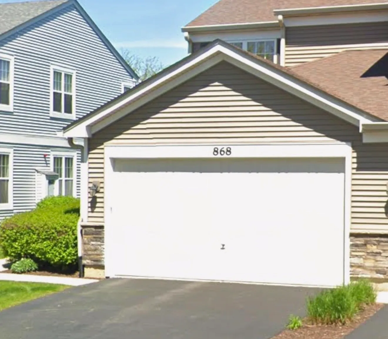 868 Genesee Dr — Photo 2