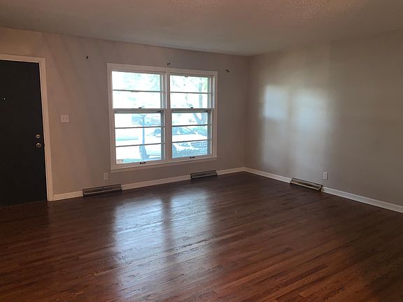5th image of 409 NW Village Dr