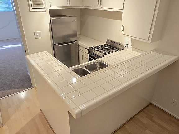 4th image of 362 S Rexford Dr #3