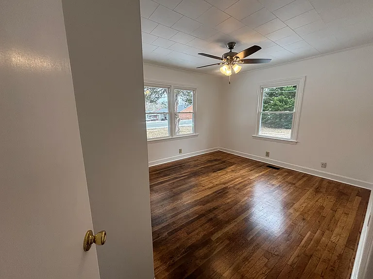 512 E Parker St — Photo 12
