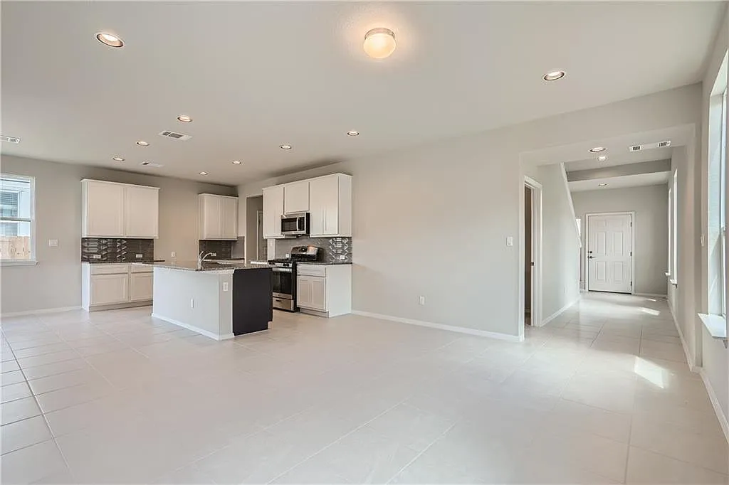 3 bed, 2.5 bath, 2103 sqft, $1,850 — Photo 4