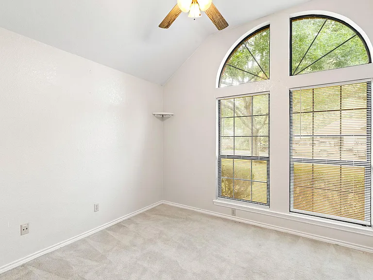 1502 Oak Knoll Ln — Photo 14