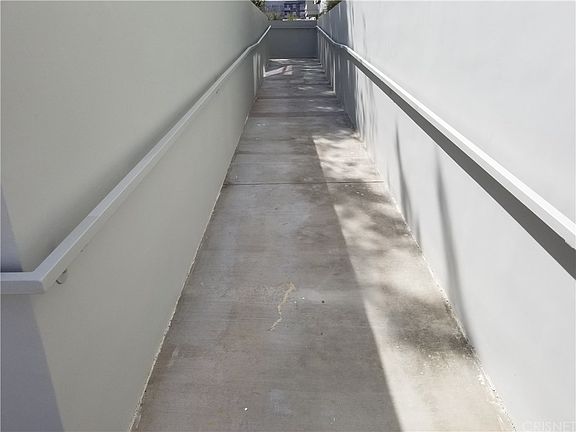 4th image of 10911 Hartsook St #404