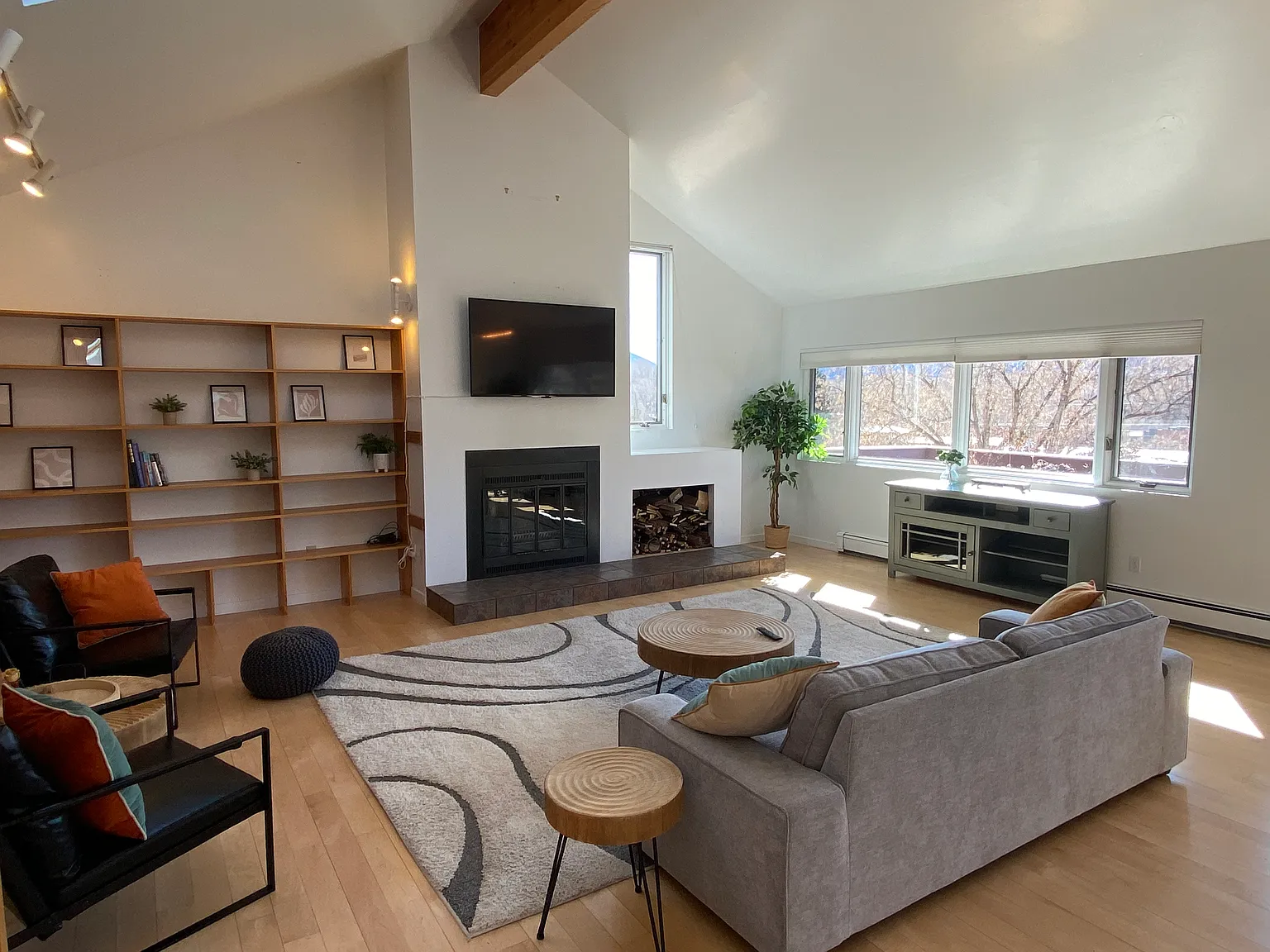 3 bed, 2.5 bath, 2400 sqft, $7,900 — Photo 3