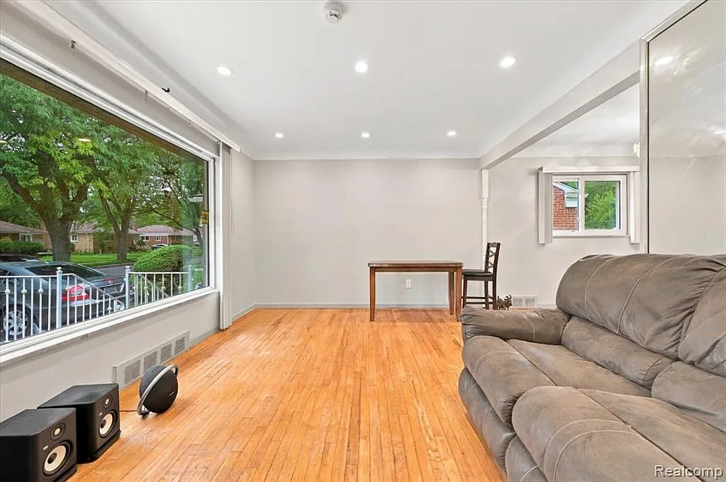 3 bed, 2.0 bath, 2003 sqft, $2,200 — Photo 4