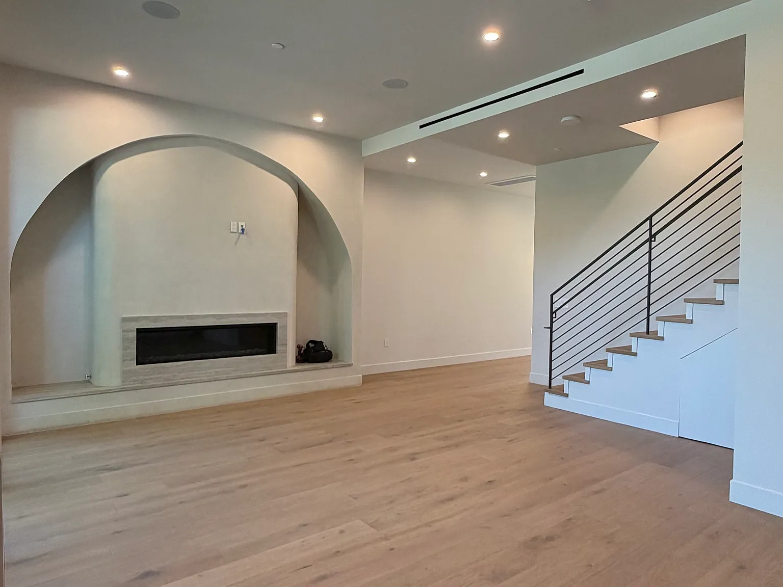 4 bed, 4.5 bath, 2700 sqft, $10,550 — Photo 4
