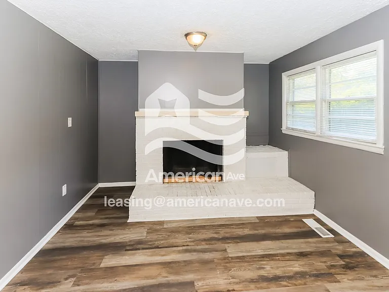 1392185_004_wm_-_living_room_13121603.jpg