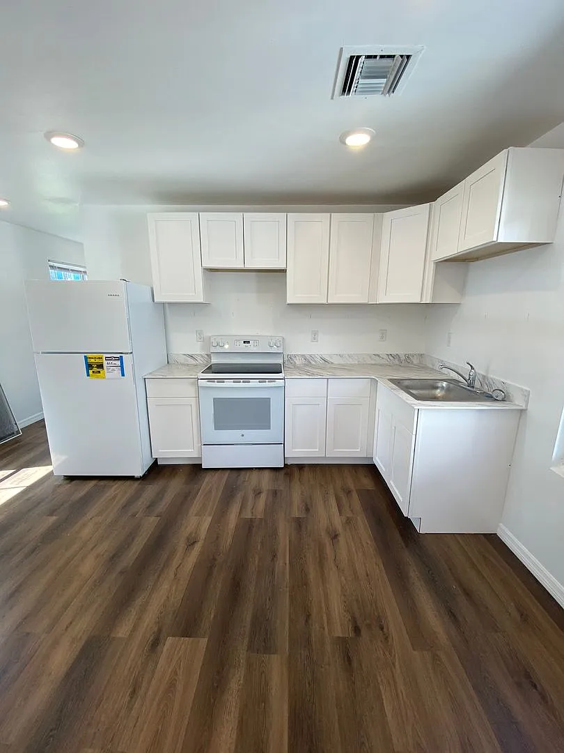 Fully renovated Charming 1-Bedroom + Office Home in Vibrant West Palm Beach — Photo 2