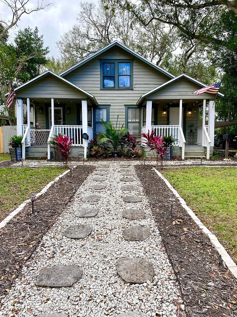 Beautifully Remodeled 1 Bedroom/1 Bathroom Home in Colonial Town North-All Utilities Included — Photo 1