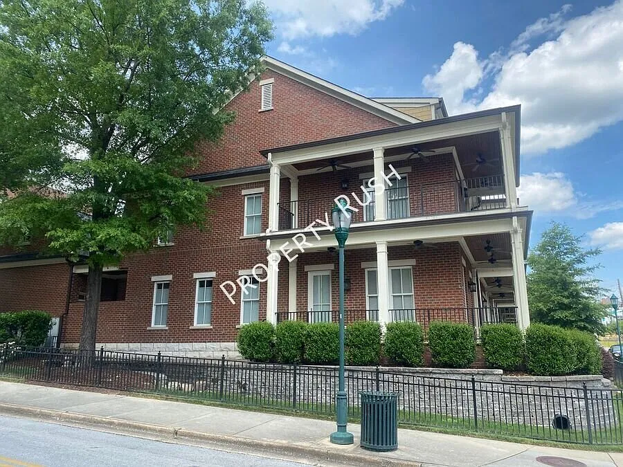 105 E 3rd St. - Luxurious 3 bed/2.5 bath townhome in downtown Chattanooga! $4,050/mo. — Photo 2