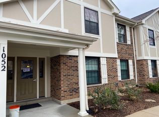 1052 Southbury Ln APT B2, Wheeling, IL 60090