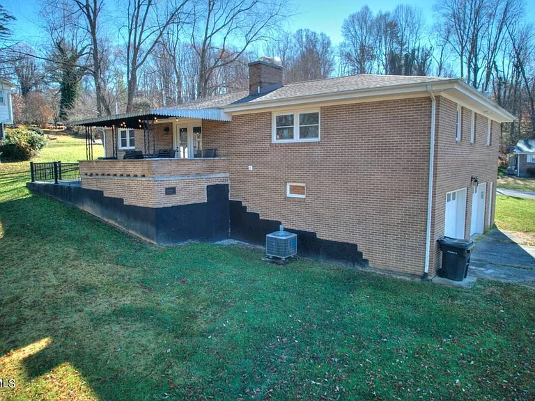 201 Springdale Rd — Photo 37