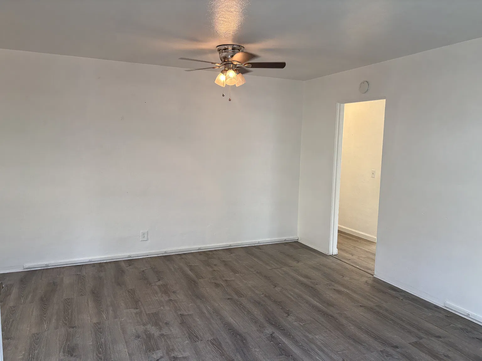 3 bed, 1.0 bath, 1025 sqft, $1,500 — Photo 2