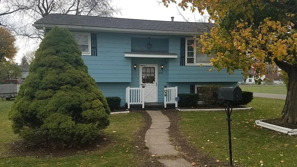 1200 Charles St photo 1
