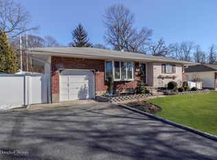 17 August Cres, Commack, NY 11725
