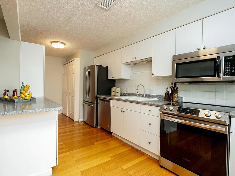 2835 S Locust St — Photo 12