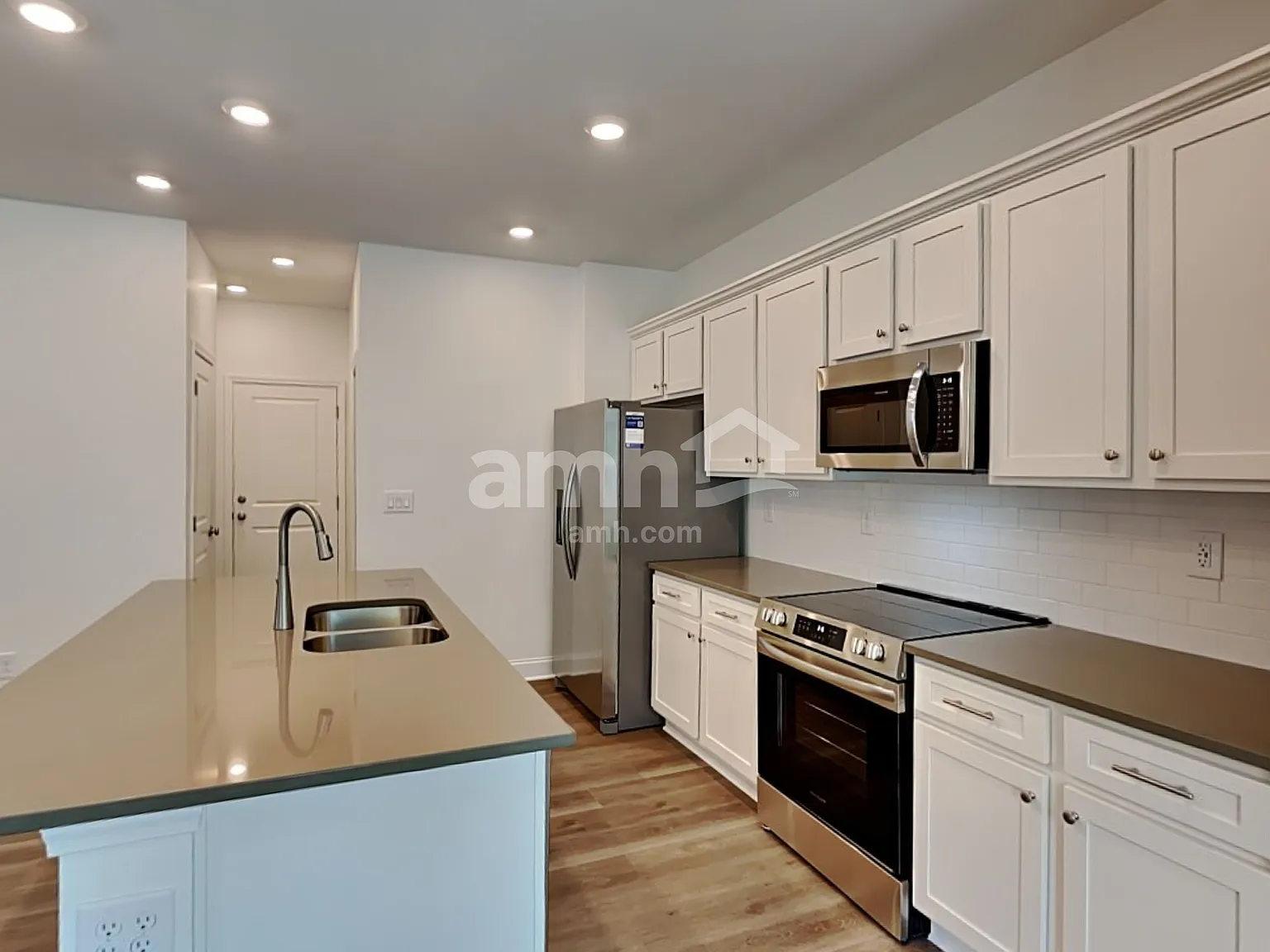 4 bed, 2.5 bath, 1977 sqft, $2,335 — Photo 3