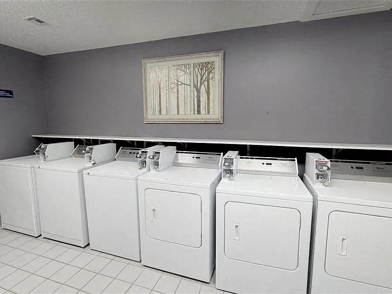 Sierra Vista Apartments — Photo 24