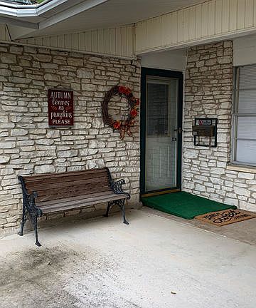 3rd image of 406 Pecan Dr