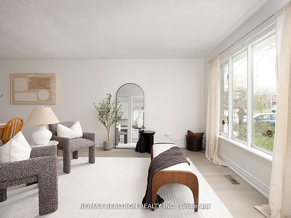 3rd image of 8 Courtice Cres