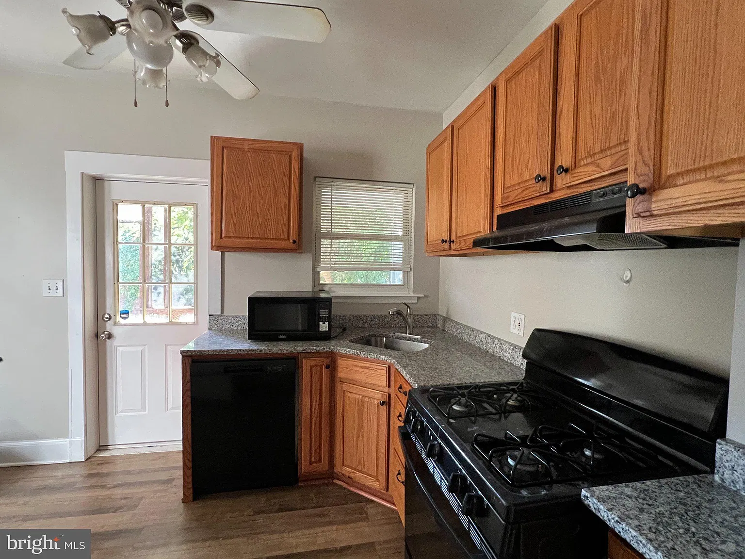 3 bed, 1.0 bath, 125 sqft, $1,700 — Photo 4