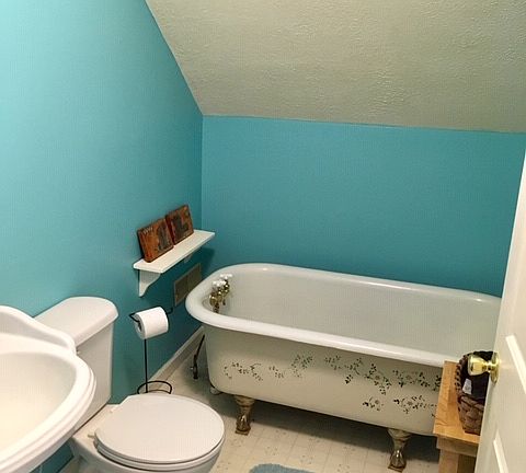 Main House bathroom (2 of 3)