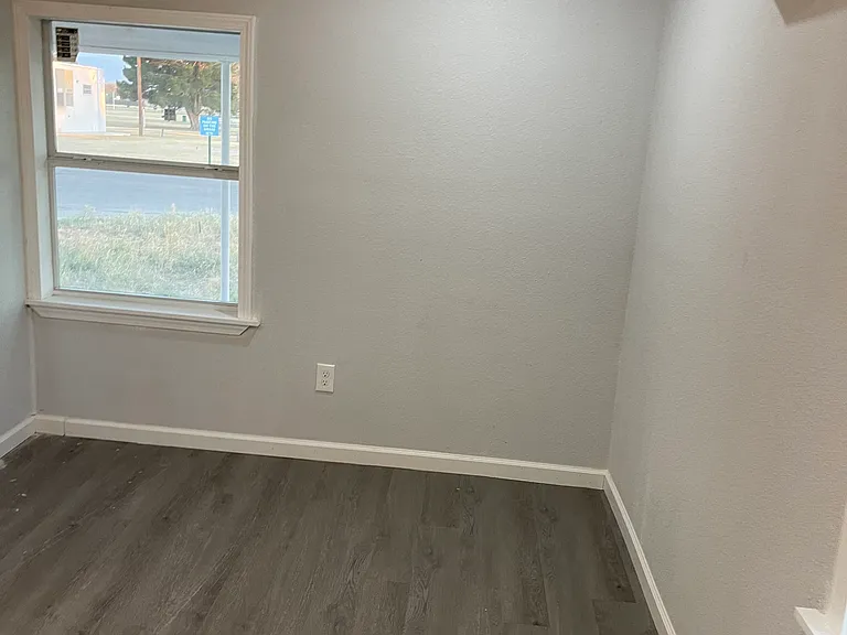 1409 E Wall St — Photo 17