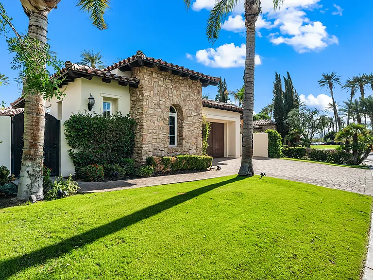 56738 Palms Dr — Photo 42