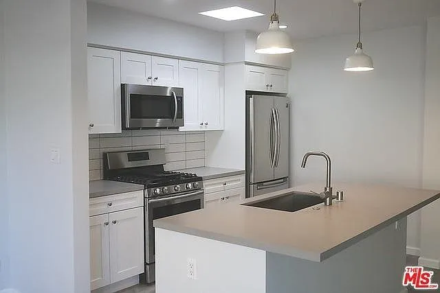 1020 Granville Ave #302 — Photo 7