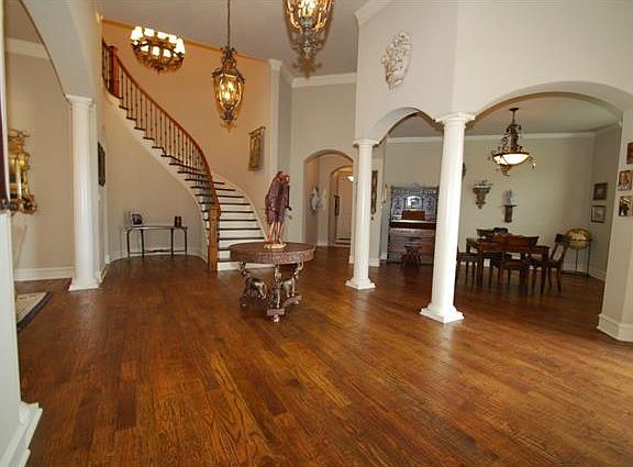 3rd image of 1608 Chancellor Ln